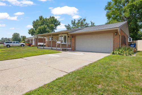 6695 Chirrewa St, Westland, MI, 48185-9611 | Card Image
