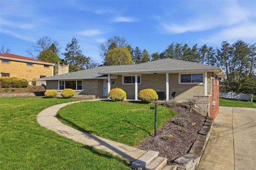 211 Pinecrest Dr, Pittsburgh, PA, 15237-3652 | Card Image