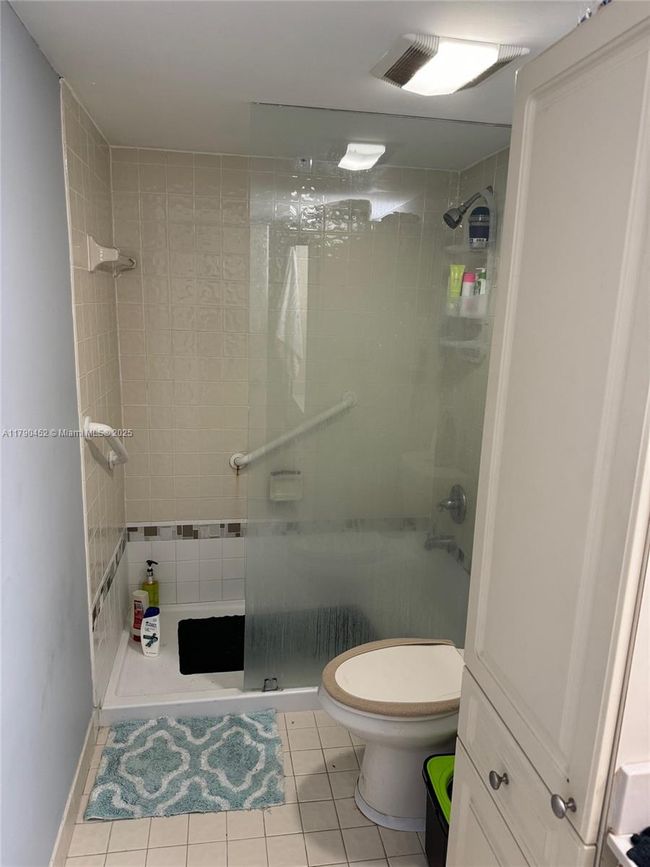 APT-404 - 8005 Lake Dr, Condo with 1 bedrooms, 1 bathrooms and null parking in Doral FL | Image 6