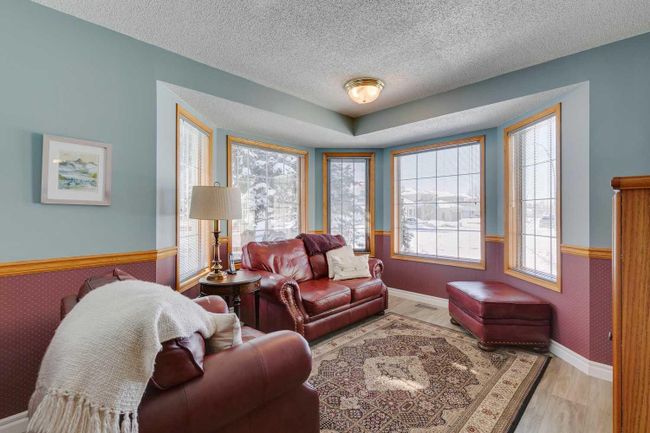 99 Hampshire Close Nw, Home with 4 bedrooms, 3 bathrooms and 4 parking in Calgary AB | Image 13