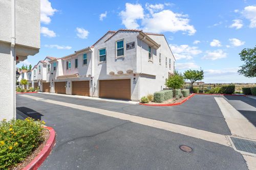 76101-5301 E Commerce Way, Sacramento, CA, 95835-3038 | Card Image