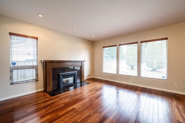 8607 10 Th Avenue, House other with 2 bedrooms, 2 bathrooms and 3 parking in Burnaby BC | Image 2
