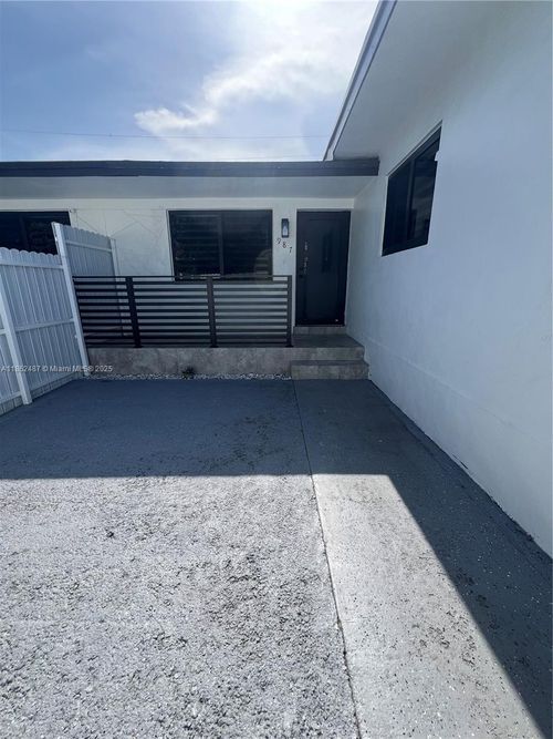 2-987 Se 1st St, Hialeah, FL, 33010 | Card Image