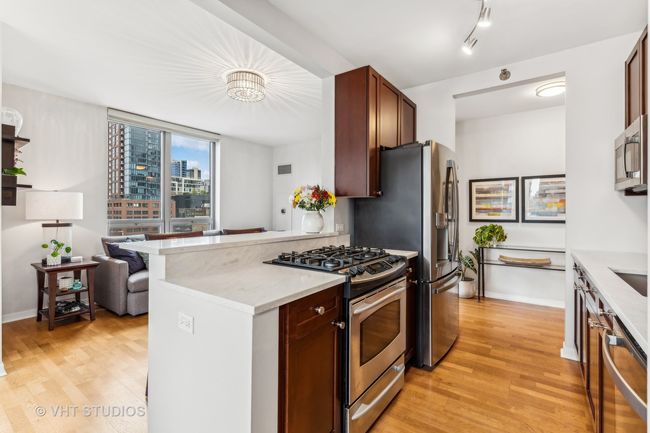 APT-704 - 200 W Grand Ave, Condo with 2 bedrooms, 2 bathrooms and 1 parking in CHICAGO IL | Image 4