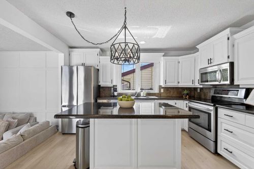 240 Canniff Pl Sw, Calgary, AB, T2W2L8 | Card Image