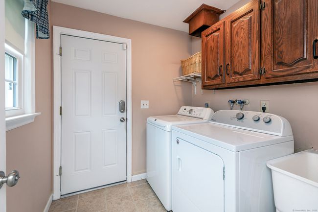Laundry room between garage and kitchen | Image 18