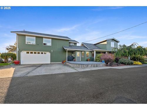 3607 3rd St, Tillamook, OR, 97141-2706 | Card Image