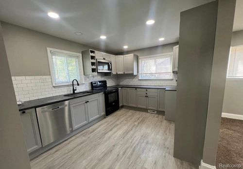 28446 Sutherland St, Southfield, MI, 48076-2941 | Card Image