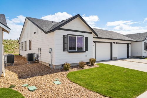 895 Se Starview Ave, Madras, OR, 97741-2084 | Card Image