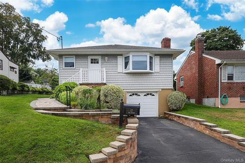 17 2nd Ave, Locust Valley, NY, 11560-1522 | Card Image