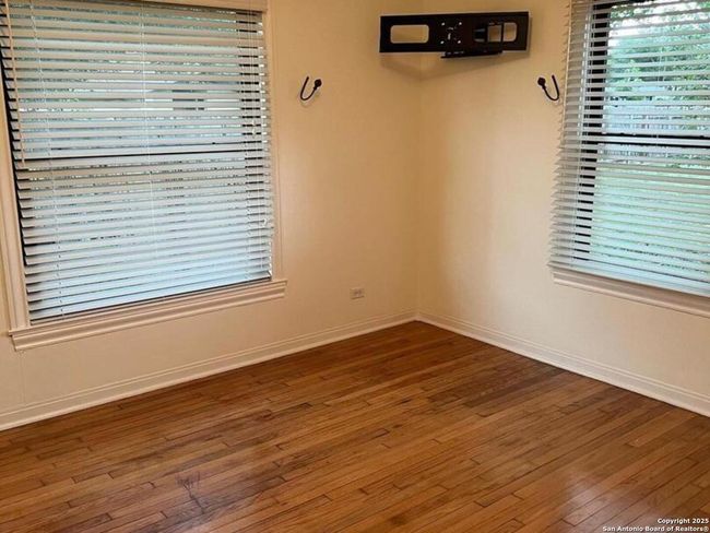 2 windows in the bedrooms | Image 12