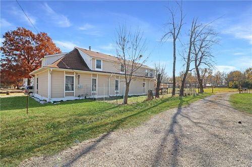 103 W 3rd St, Garden City, MO, 64747-9235 | Card Image