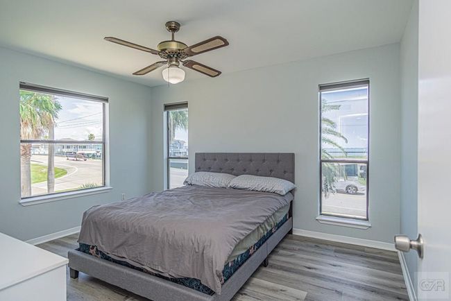 301 Commander Dr, House other with 3 bedrooms, 2 bathrooms and 1 parking in Tiki Island TX | Image 15