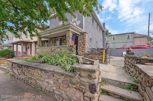 2035 Delaware St, Dunmore, PA, 18512-2253 | Card Image