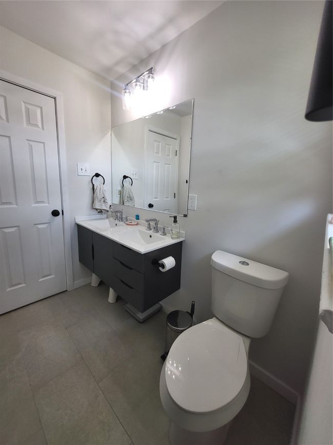 Hallway bathroom | Image 10