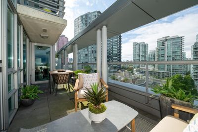 1105 - 590 Nicola St, Condo with 2 bedrooms, 2 bathrooms and 1 parking in Vancouver BC | Image 2