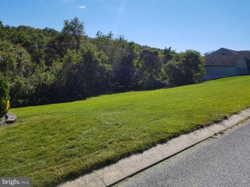35 Percheron Dr, YORK, PA, 17406-7570 | Card Image