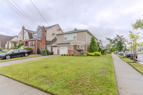 95 160th Ave, Howard Beach, NY, 11414-3822 | Card Image