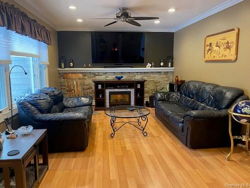 8 Shelley Ct, Middle Island, NY, 11953-2121 | Card Image