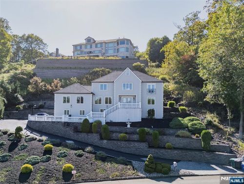 207 Eileen Dr, Cedar Grove, NJ, 07009-1351 | Card Image