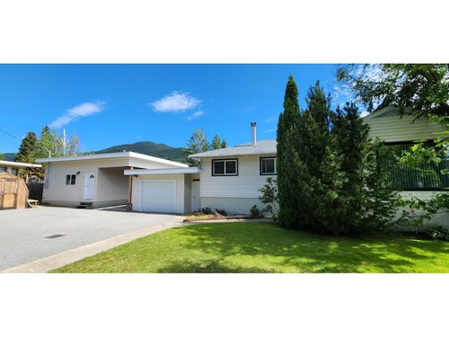 215 9th Ave, Montrose, BC, V0G4W6 | Card Image