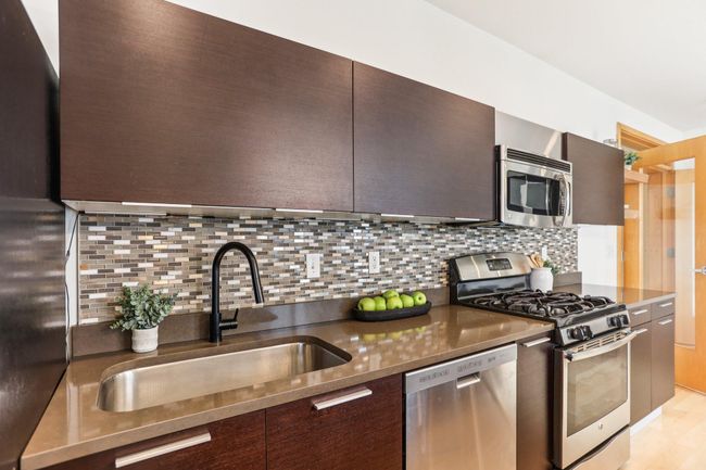12-web-or-mls-W Lake St 305-S0709-012.jpg | Image 6