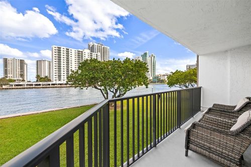 apt-221-800 Parkview Dr, Hallandale Beach, FL, 33009-2935 | Card Image