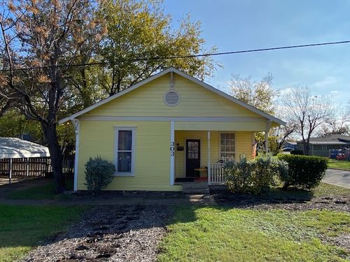 303 Taylor St, Hutto, TX, 78634-4221 | Card Image