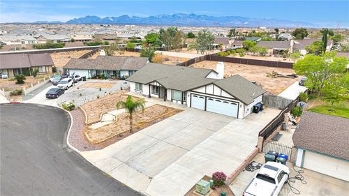 11334 Courtside St, Victorville, CA, 92392-9049 | Card Image