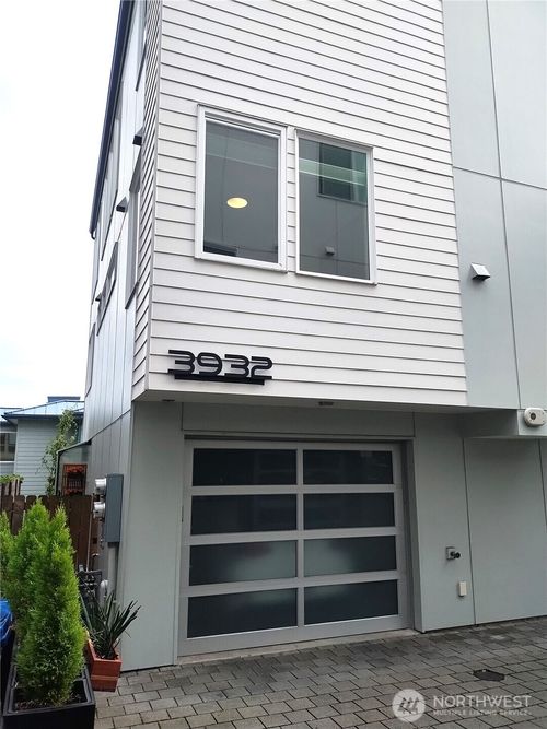 3932 1st Ave Ne, Seattle, WA, 98105-6803 | Card Image
