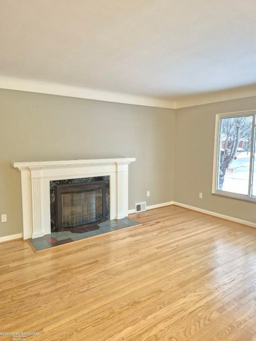 20945 Parkcrest Dr, Harper Woods, MI, 48225-1765 | Card Image