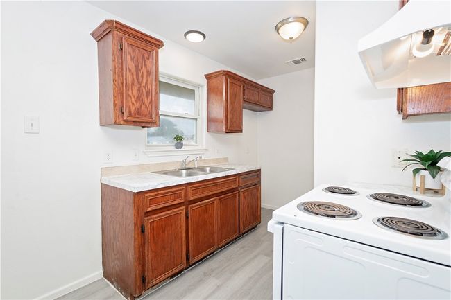 A - 1802 16 Th St, Home with 3 bedrooms, 1 bathrooms and 2 parking in Corpus Christi TX | Image 6