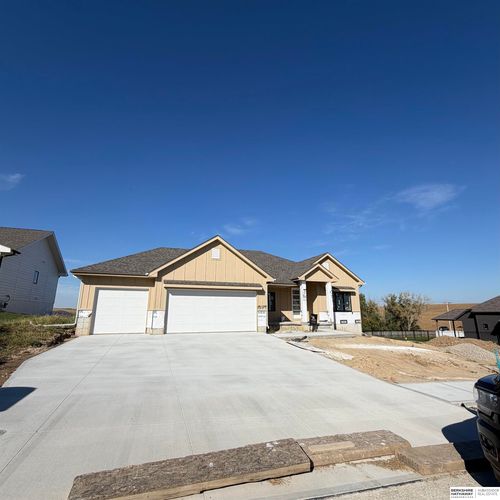 19104 Pinehurst Ave, Omaha, NE, 68136-6565 | Card Image