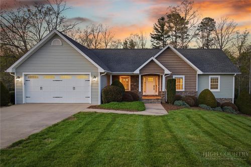5205 S Oak Cir, Granite Falls, NC, 28630-8802 | Card Image