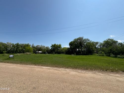 101 1st Ave E, Noonan, ND, 58765 | Card Image