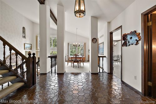 5219 Provincial Dr, Bloomfield Hills, MI, 48302-2534 | Card Image