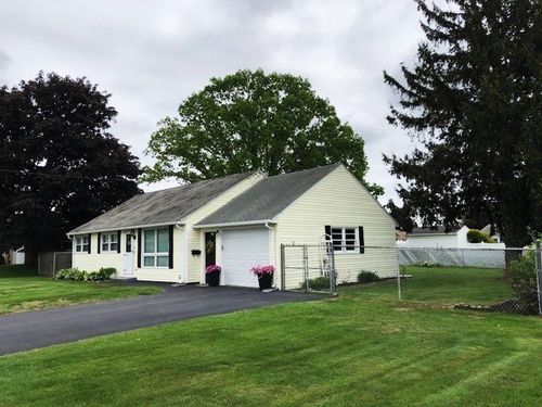8 Victory Dr, Webster, MA, 01570-1615 | Card Image