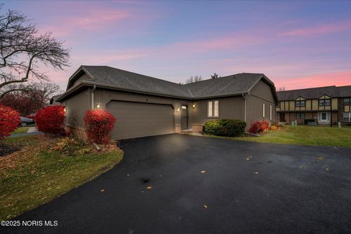 9 Meadowpond Dr, Perrysburg, OH, 43551-3172 | Card Image