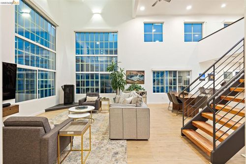 302-201 3rd St, Oakland, CA, 94607-4338 | Card Image