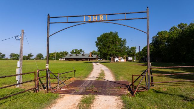 View of road featuring driveway | Image 39