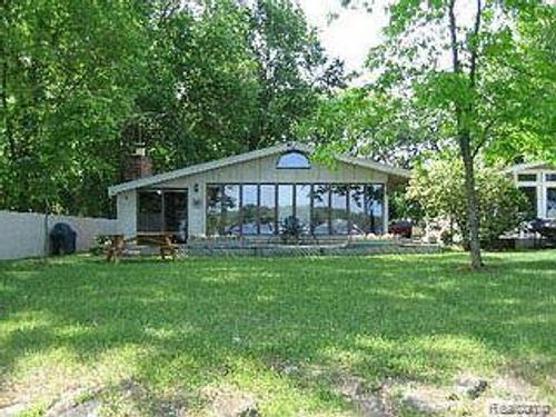 8881 Mcgregor Rd, Pinckney, MI, 48169-9406 | Card Image