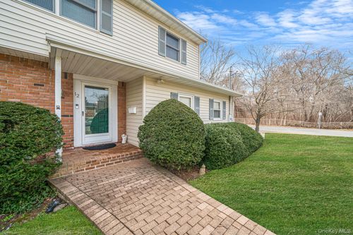 12 Hughes Ln, Babylon, NY, 11703-3513 | Card Image