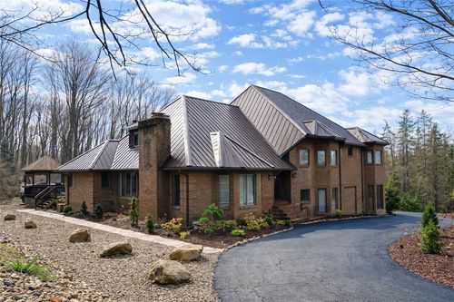 1 Coronado Dr, New Castle, PA, 16105-1009 | Card Image