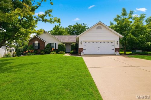 2082 Hackmann Estates Dr, Saint Charles, MO, 63303-4471 | Card Image