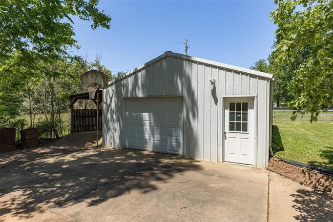 Detached garage with driveway | Image 10