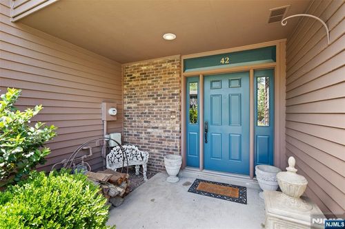 42 Lexington Ct, Twp Washingtn, NJ, 07676-4351 | Card Image