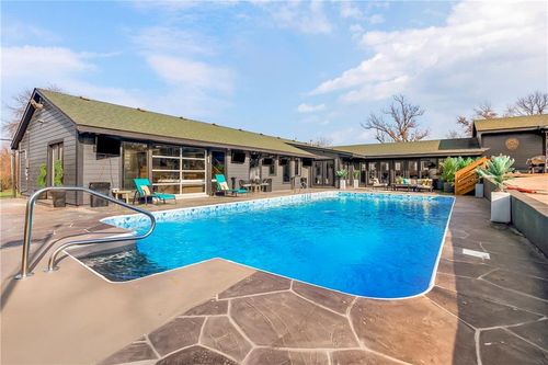 6540 James A Reed Rd, Kansas City, MO, 64133-4724 | Card Image