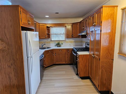 22 Van Wyck Dr, Poughkeepsie, NY, 12601-1519 | Card Image