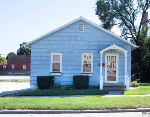 221 E 1st Ave, Monmouth, IL, 61462-1801 | Card Image