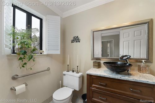 25-25039 Woodvale Dr N, Southfield, MI, 48034-1213 | Card Image